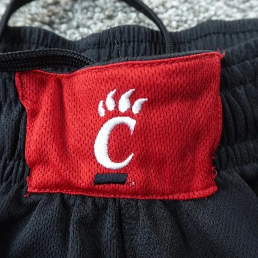 Cincinnati Bearcats Shorts Mens M Black Red Adidas NCAA Basketball Athletic Mesh